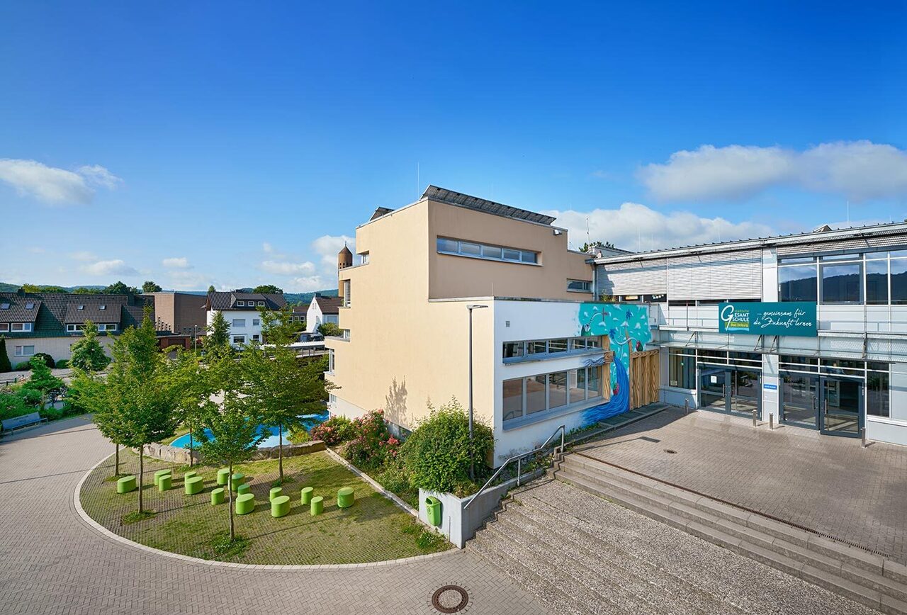 Ansicht des Schulgebäudes in der Geschwister-Scholl-Straße