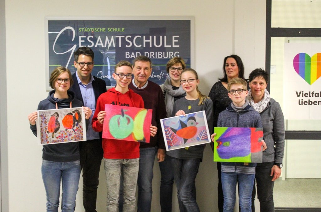 Gesamtschule Bad Driburg unterstützt „Perspektiven e.V.“ – Schülerinnen und Schüler überreichen Günter Ziems Spendencheck in Höhe von 450€