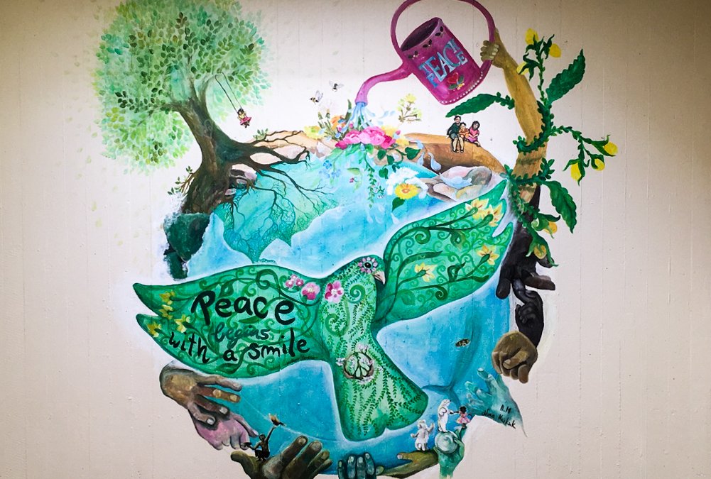 Die Gesamtschule Bad Driburg wird bunter –  Künstlerin Kukuk gestaltet ein Wandgemälde