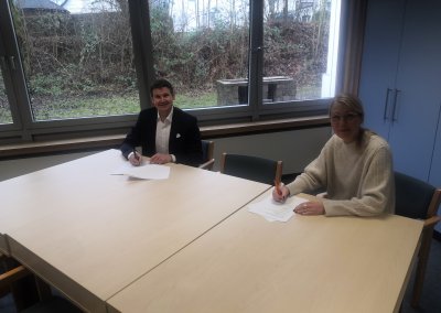 2.	Thorsten Peine unterzeichnet den Kooperationsvertrag und freut sich auf eine gute Zusammenarbeit.