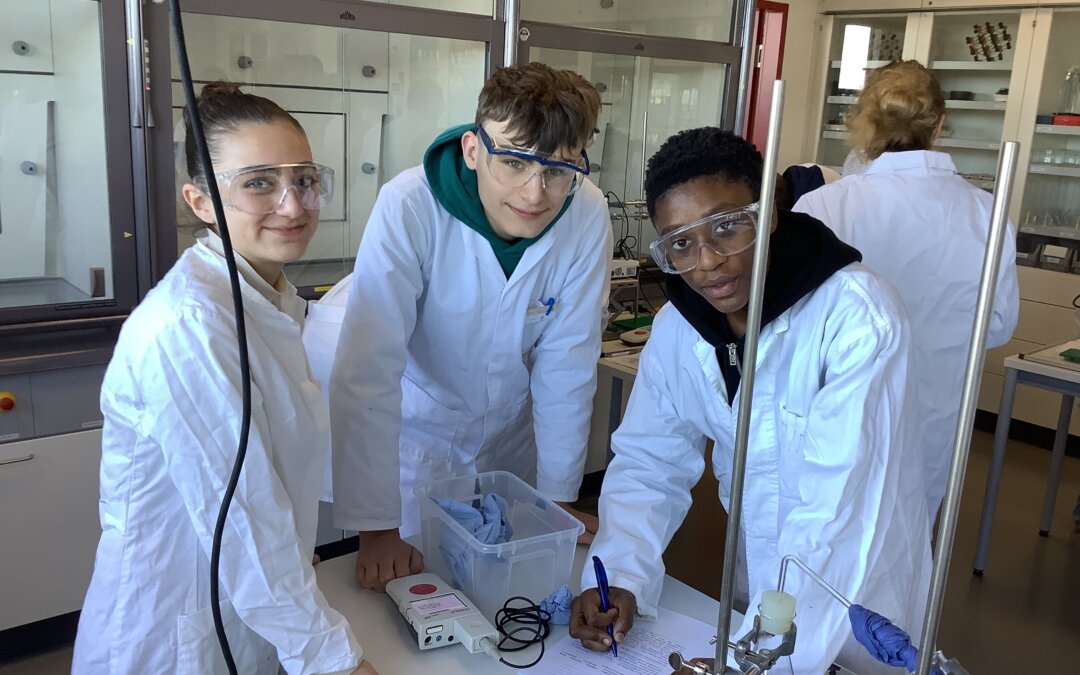 „Es war toll, einmal Uni-Luft zu schnuppern.“  – Schülerinnen und Schüler des WP-Kurses Naturwissenschaften besuchen Department für Chemie an der Universität Paderborn