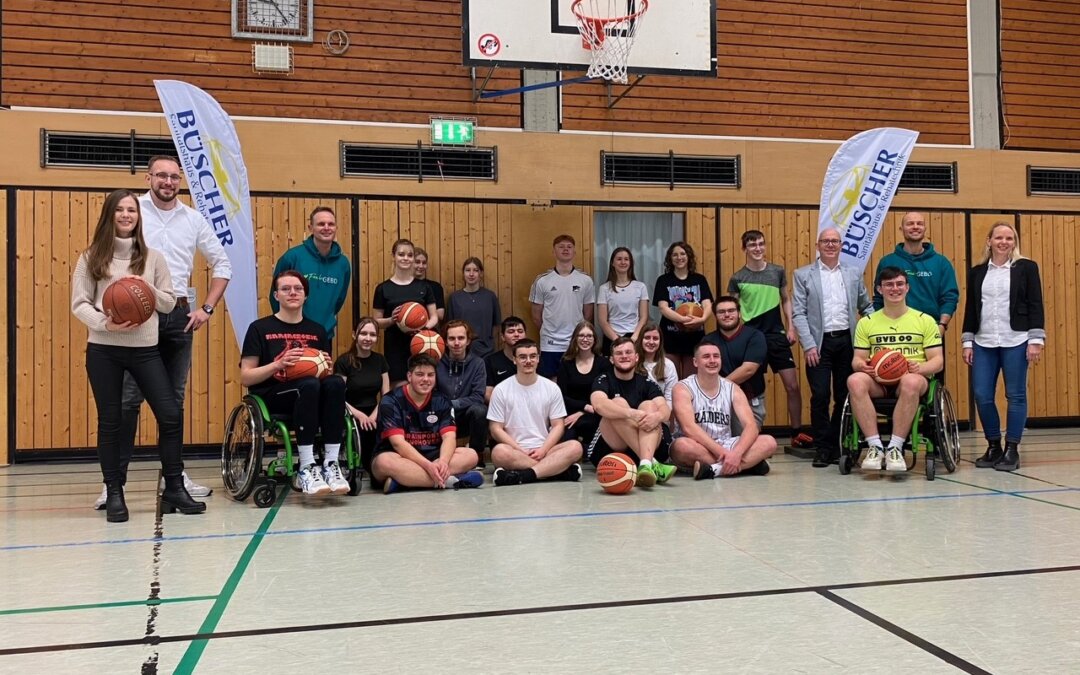 Perspektivwechsel unter dem Basketballkorb – Gesamtschule Bad Driburg schafft (Sport-)Rollstühle an