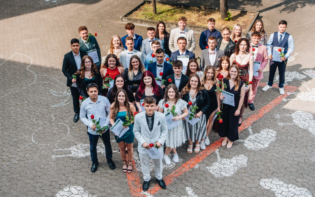 „Geht euren eigenen, euren individuellen Weg“ – Feierliche Abiturentlassfeier an der Gesamtschule Bad Driburg