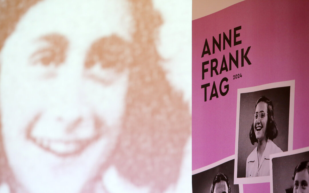 Gesamtschüler wirken bei der Eröffnung des Anne-Frank-Tages mit
